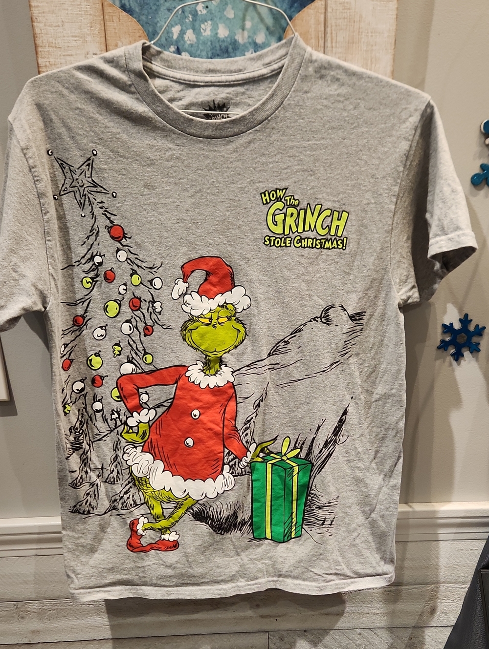 Dr. Seuss The Grinch Hybrid Gray Tee - Red, Green, Yellow Accents Sz M